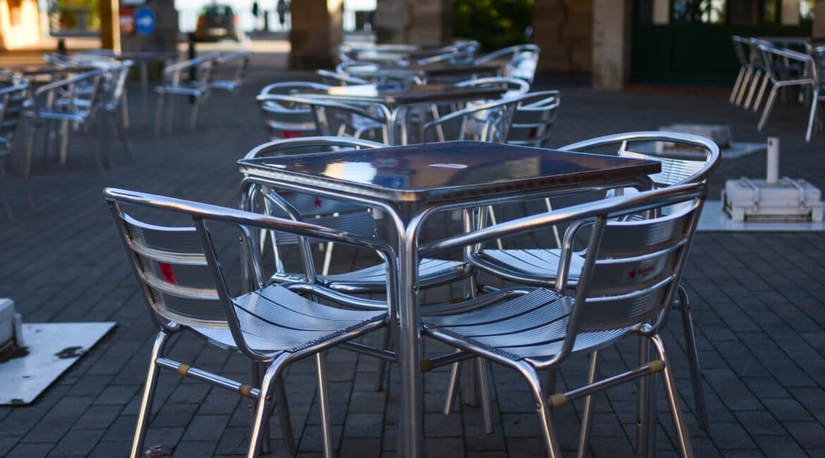 Outdoor Dining Areas with Aluminum Furniture