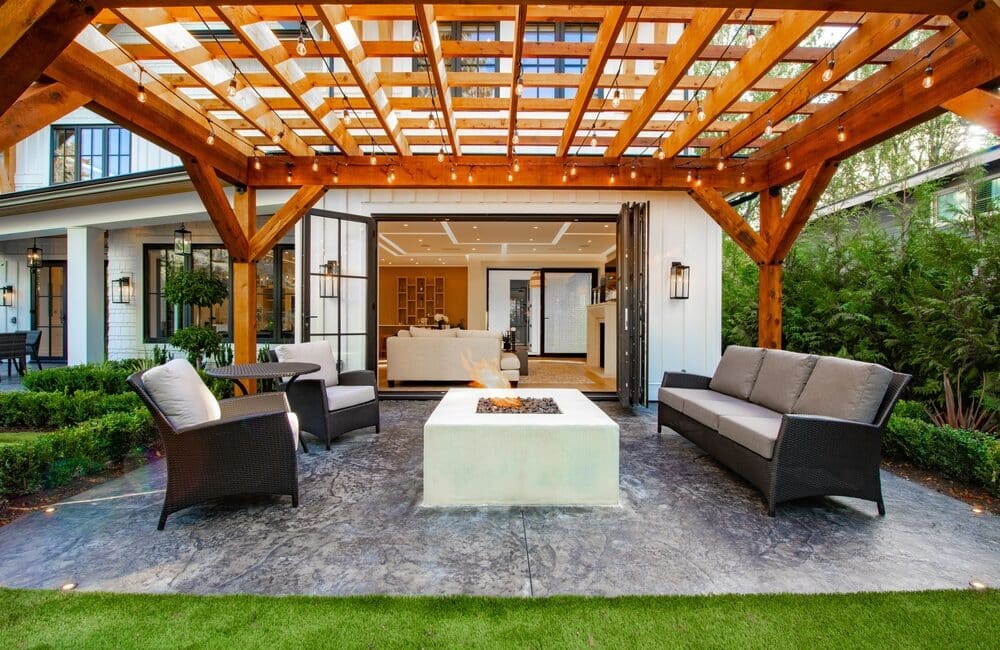 How to Design a Spacious Outdoor Living Area with the Right Furniture