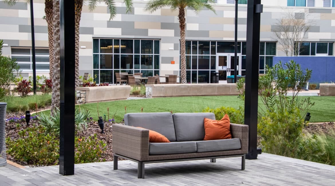 Online vs. Local: Where to Buy Outdoor Furniture in Florida