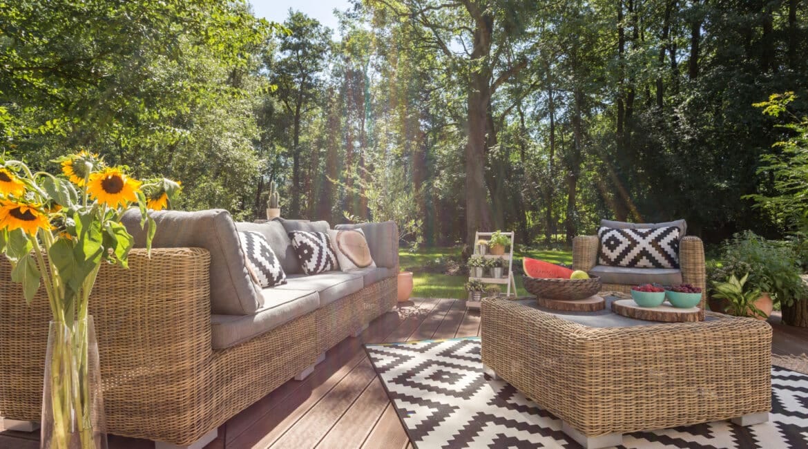 Must-Have Outdoor Furniture Pieces for Florida Poolsides