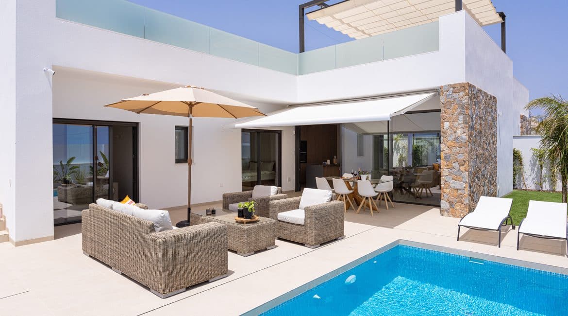 “Seasonal Outdoor Furniture Clearance: When to Find the Best Deals in Fort Myers”