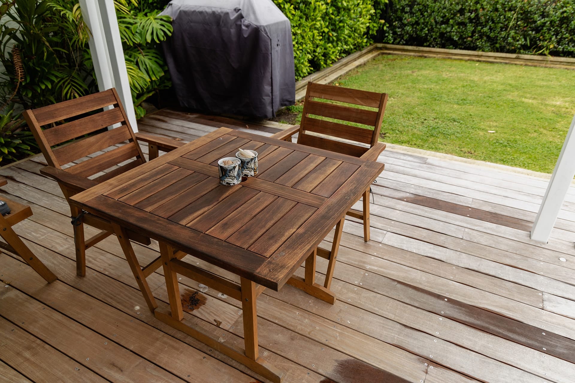 Wooden patio table and chairs — comparing the best outdoor furniture materials