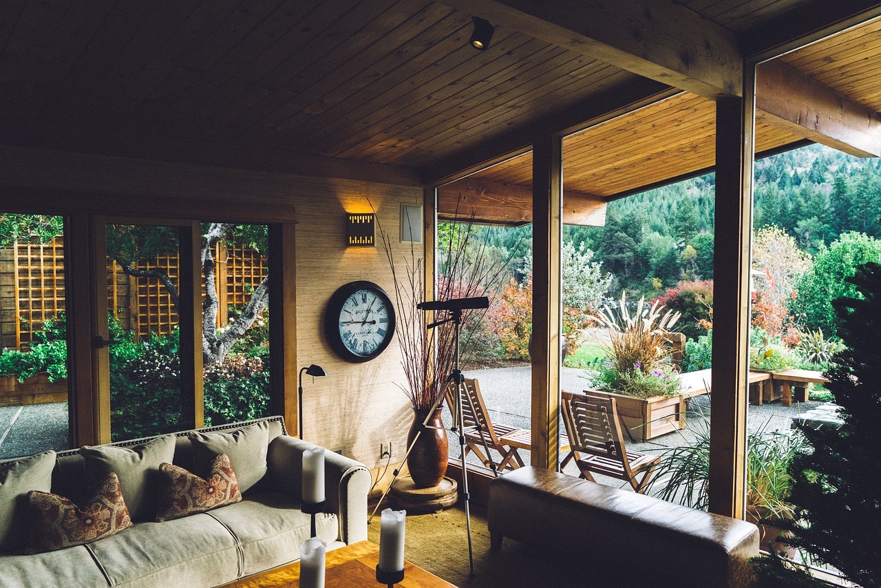 Powder-coated aluminum patio furniture on a Florida vacation home lanai with lush tropical landscaping